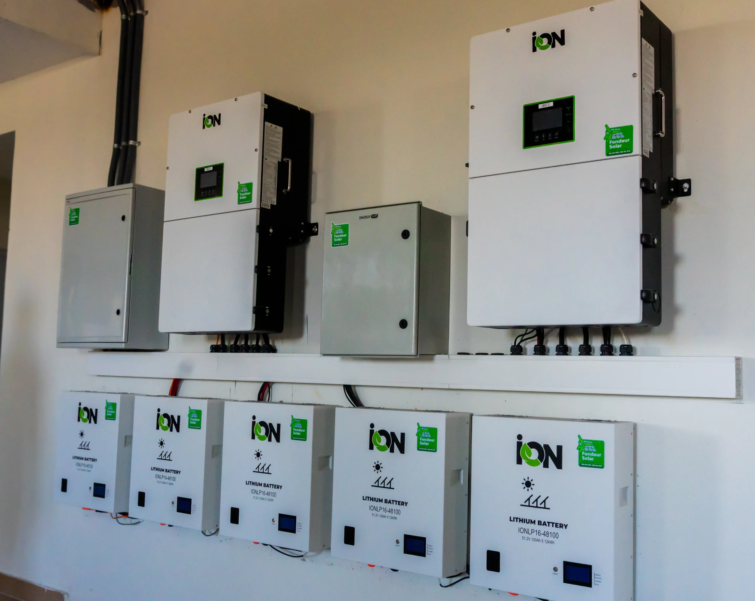 Baterías de litio instaladas en un sistema solar fotovoltaico