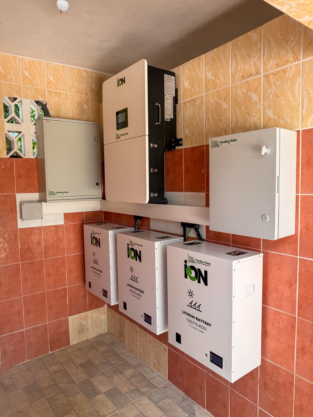 Sistema solar híbrido con baterías de litio e inversor instalado por Fondeur Solar
