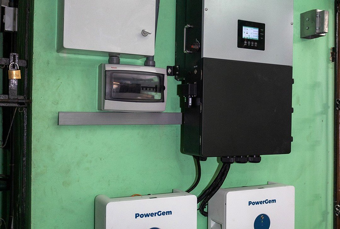 Onduleur du système solaire connecté au réseau installé à côté du tableau électrique